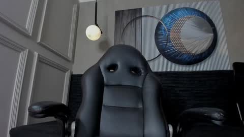 independent model online show from December 18, 2024, 2:38 pm