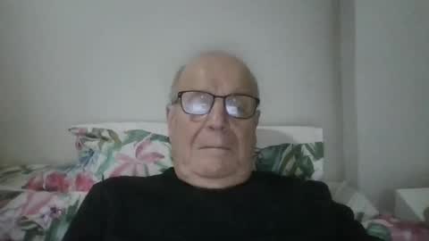 Snapshot of oggi95 chatting on December 29, 2024, 4:40 pm oggi95 online show from December 29, 2024, 4:40 pm