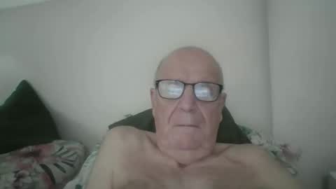 Snapshot of oggi95 chatting on October 15, 2025, 1:44 pm oggi95 online show from October 15, 2025, 1:44 pm