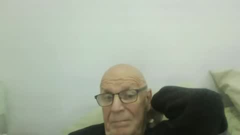 Snapshot of oggi95 chatting on November 14, 2025, 4:17 pm oggi95 online show from November 14, 2025, 4:17 pm