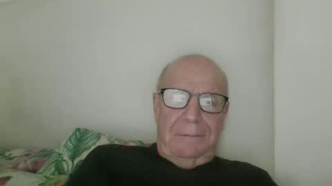 Snapshot of oggi95 chatting on December 15, 2025, 2:54 pm oggi95 online show from December 15, 2025, 2:54 pm