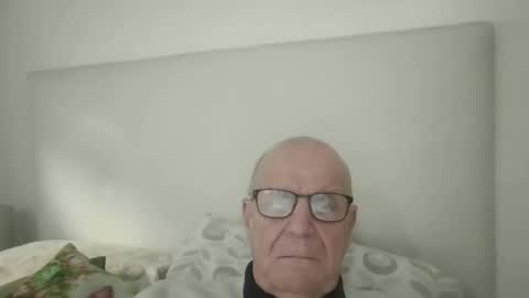 Snapshot of oggi95 chatting on January 19, 2026, 3:27 pm oggi95 online show from January 19, 2026, 3:27 pm