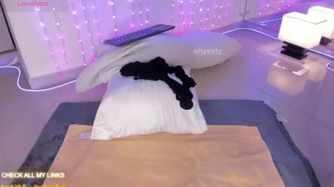 ohyesly_ online show from November 11, 2025, 9:53 am