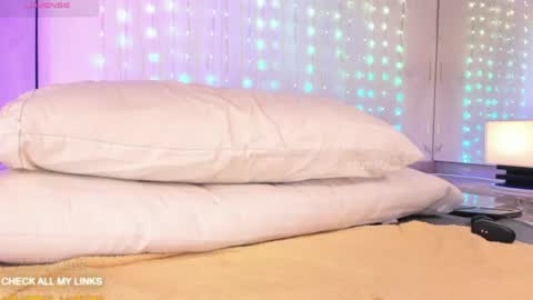 ohyesly_ online show from June 10, 2026, 1:43 pm