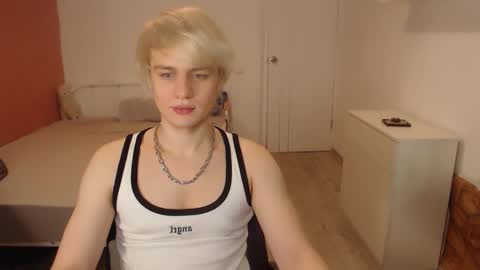 Snapshot of oliver_sweet_ chatting on February 13, 2026, 12:39 am Oliver online show from February 13, 2026, 12:39 am