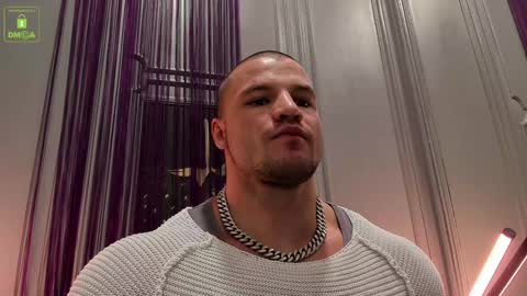 Snapshot of oliversport chatting on December 8, 2024, 3:35 pm OliverSport online show from December 8, 2024, 3:35 pm