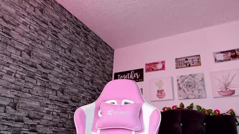 Snapshot of olivia22love chatting on January 20, 2025, 2:46 pm ..................................... 500 am- 1200 pm GMT-5 online show from January 20, 2025, 2:46 pm