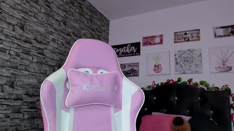Snapshot of olivia22love chatting on February 3, 2025, 3:27 pm ..................................... 500 am- 1200 pm GMT-5 online show from February 3, 2025, 3:27 pm