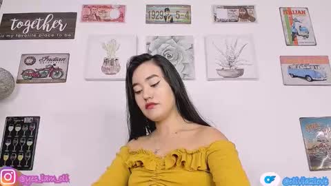 Snapshot of olivia22love chatting on October 6, 2025, 1:52 pm ..................................... 500 am- 1200 pm GMT-5 online show from October 6, 2025, 1:52 pm
