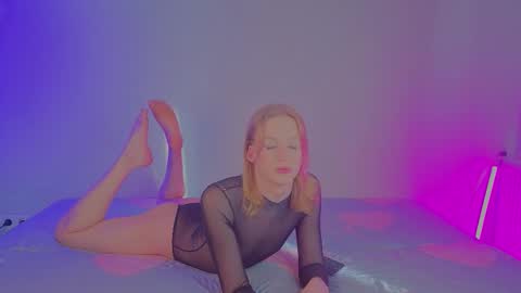 oliviaapink online show from March 27, 2026, 3:12 am