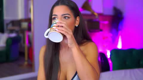 Snapshot of olyviavey chatting on October 17, 2025, 8:39 am Olivia hereee Nice to meet you  online show from October 17, 2025, 8:39 am