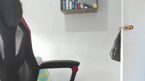 Snapshot of onewhiteboichub chatting on December 2, 2024, 8:11 pm Andres INDEPENDENT MODEL online show from December 2, 2024, 8:11 pm