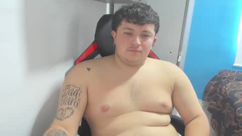 Snapshot of onewhiteboichub chatting on February 20, 2025, 5:29 pm Andres INDEPENDENT MODEL online show from February 20, 2025, 5:29 pm