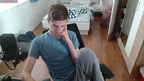 OverkneeBabe online show from January 13, 2026, 9:03 am