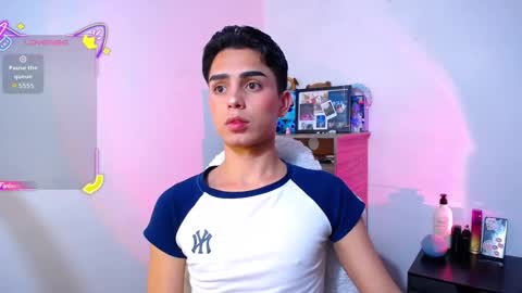 Owen  Independent model  online show from November 22, 2025, 5:50 am