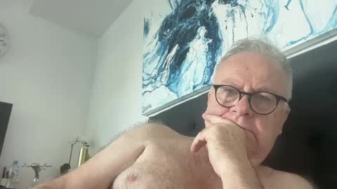 ozhairybearxxxx online show from January 5, 2025, 1:13 am