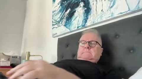 ozhairybearxxxx online show from April 15, 2026, 4:30 am