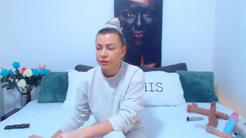 PAMEL ISSY online show from January 11, 2025, 6:56 am