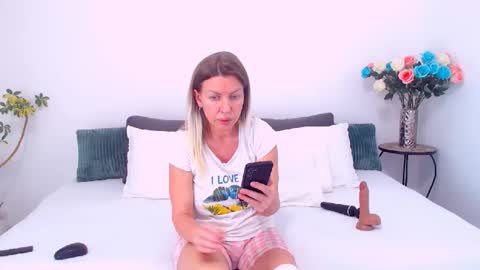 PAMEL ISSY online show from April 24, 2026, 7:44 am