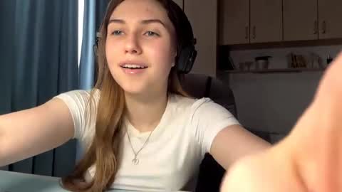 Snapshot of pamulahallquist chatting on June 8, 2026, 3:23 pm Lia online show from June 8, 2026, 3:23 pm