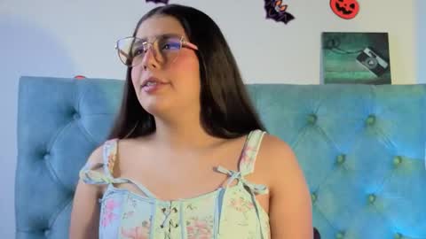 Paola Lyon online show from October 28, 2025, 6:43 pm