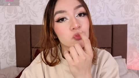 paolagh_ online show from April 18, 2026, 3:32 am