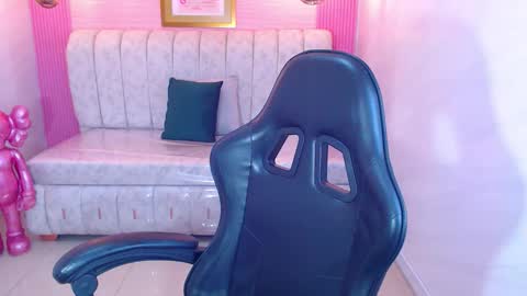 Snapshot of paris_1sub chatting on October 22, 2025, 2:17 pm Paris 1sub online show from October 22, 2025, 2:17 pm
