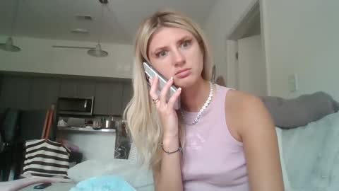 parisbaby2000 online show from September 15, 2025, 2:28 pm