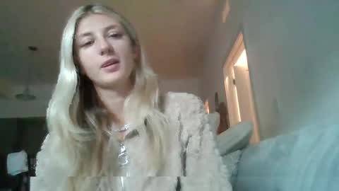 parisbaby2000 online show from October 8, 2025, 1:53 pm