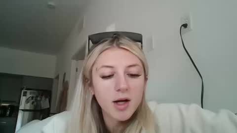 parisbaby2000 online show from October 10, 2025, 3:22 pm