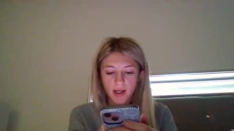 parisbaby2000 online show from October 30, 2025, 2:07 pm