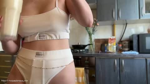 Call me Miss Alice Careful Passion Queen online show from April 21, 2026, 9:59 am