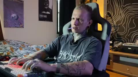 Snapshot of paul_razor chatting on June 9, 2026, 1:06 am Paul online show from June 9, 2026, 1:06 am