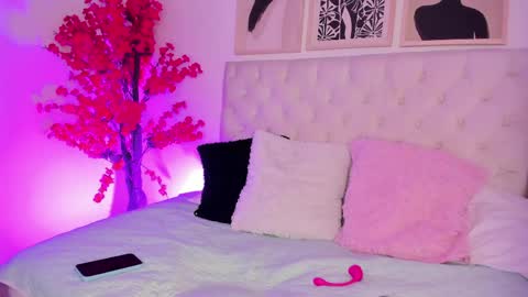 paula_hills_ online show from April 16, 2026, 10:27 am