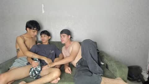 Snapshot of pelusos_mens chatting on April 30, 2026, 8:57 pm CAIN-19 ALLEN-18 RONALD-18 AUSTIN-18 MOD DANTE online show from April 30, 2026, 8:57 pm