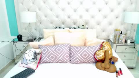 Penelope Laurent online show from November 24, 2025, 12:27 pm