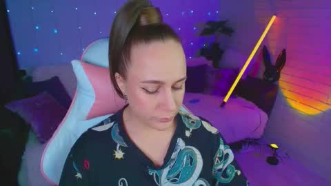 Dia  online show from November 27, 2025, 5:20 am