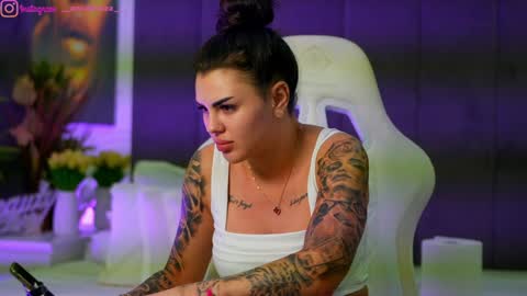 Dee online show from November 25, 2025, 6:52 pm