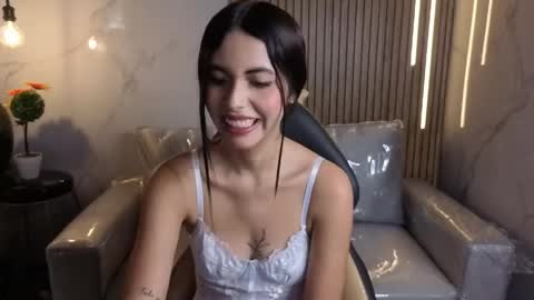 perla_lovely online show from May 20, 2026, 12:22 pm