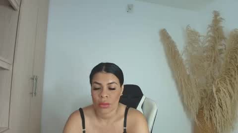 Snapshot of perla_milf4u chatting on September 24, 2025, 8:23 pm PERLA online show from September 24, 2025, 8:23 pm