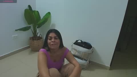 Snapshot of perla_milf4u chatting on September 25, 2025, 11:19 pm PERLA online show from September 25, 2025, 11:19 pm