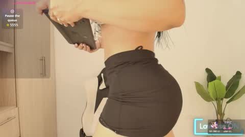 Snapshot of perla_milf4u chatting on October 21, 2025, 2:18 pm PERLA online show from October 21, 2025, 2:18 pm