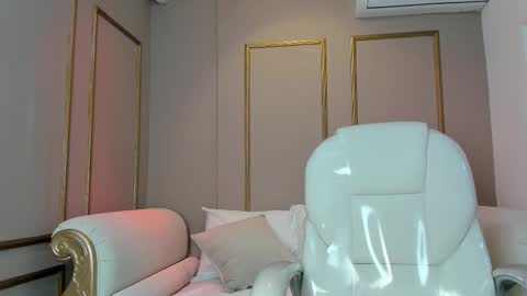 PerlaPreciosa online show from December 18, 2025, 4:07 am