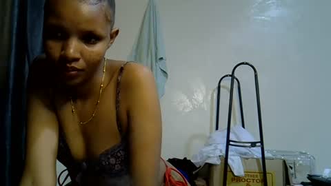 Snapshot of petite_melinda chatting on June 10, 2026, 1:06 am petite_melinda online show from June 10, 2026, 1:06 am