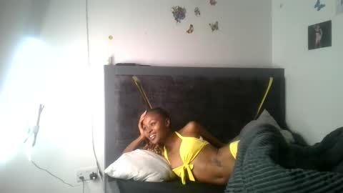 petite_queen69 online show from June 6, 2026, 6:01 pm