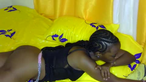 Snapshot of petite_tanya chatting on December 18, 2024, 3:04 am Tanya online show from December 18, 2024, 3:04 am