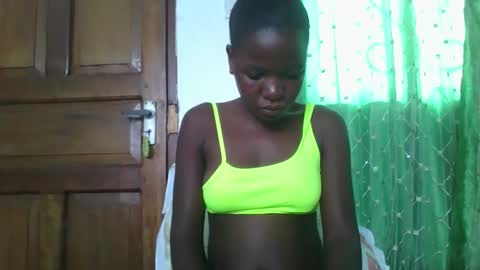 petitesweetchiq online show from December 17, 2025, 5:13 am