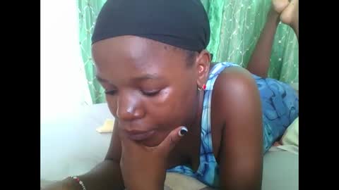 petitesweetchiq online show from December 20, 2025, 11:06 am