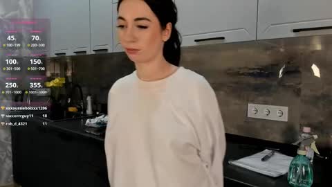 Snapshot of petracilley chatting on December 22, 2024, 6:37 pm Emma online show from December 22, 2024, 6:37 pm