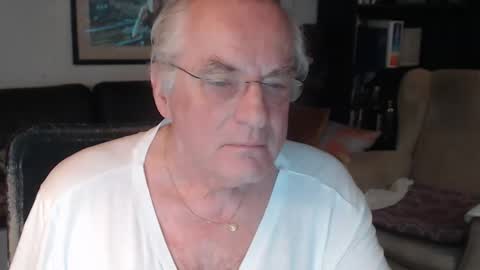 Snapshot of philoumis2 chatting on September 21, 2025, 9:27 pm Philippe online show from September 21, 2025, 9:27 pm